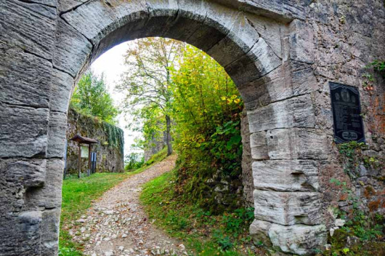 Eingangstor zur Ruine Streitberg