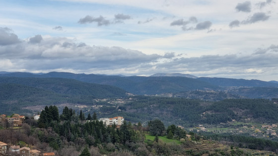 En arrière-plan, le massif du Tanargue