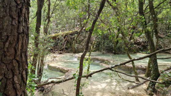 en arrivant à la source