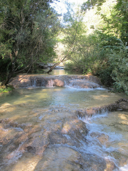 en aval de la cascade