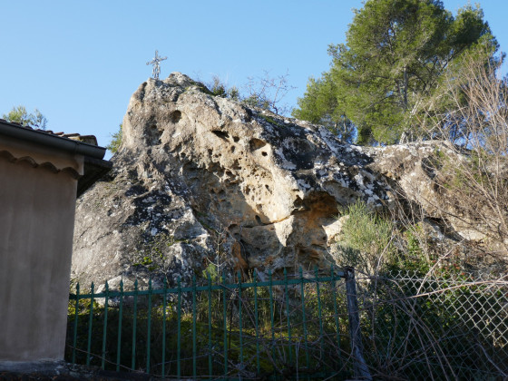 En bas du chemin de Font-Vive, bel affleurement de grès d'Evenos