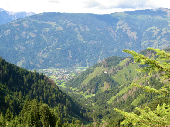 En descendant de Zettersfeld, la vall&eacute;e d'H&eacute;l&egrave;ne