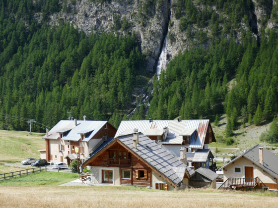 En face du Pied du Mélezet, la cascade de la Pisse
