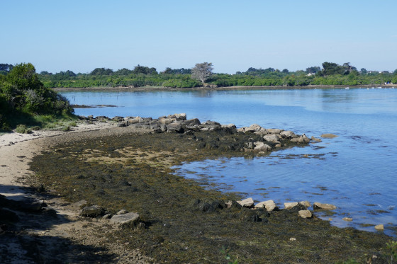 En face, la petite île Hent Tenn