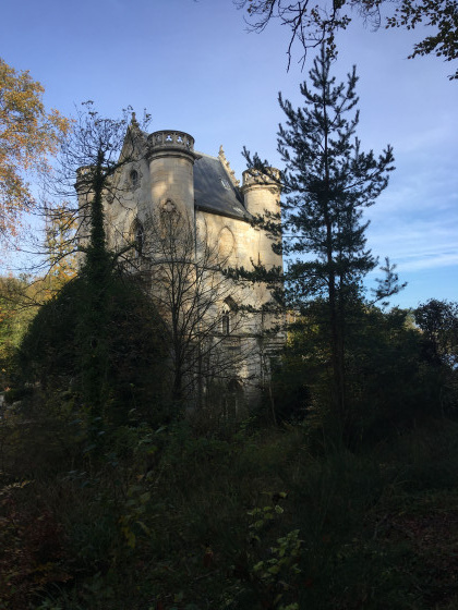 En laissant derrière soi le château de la Reine Blanche