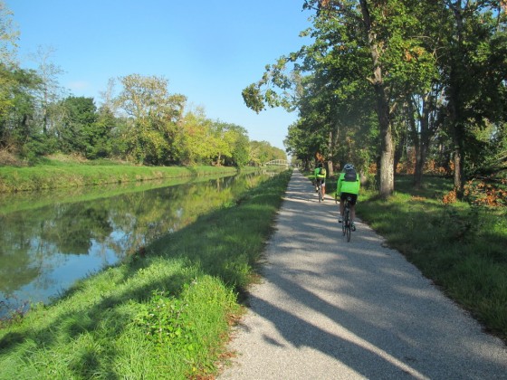 en longeant le canal