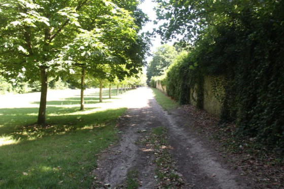En longeant le Château Montgobert