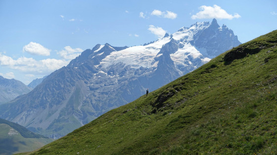 En montant le col face aux glaciers de la Meije