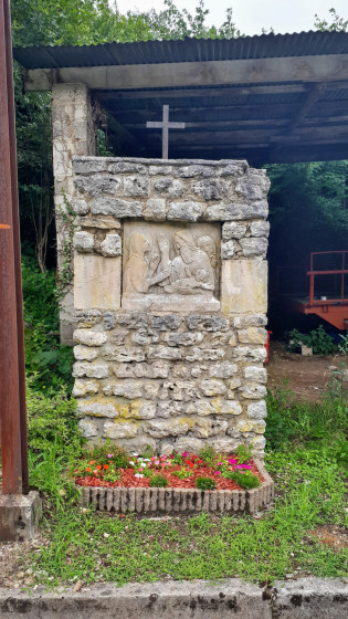 En sortant de Montplonne après le pont surplombant le ruisseau .
