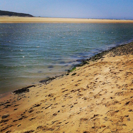 En vue lointaine, la Pointe du Payr&eacute;.