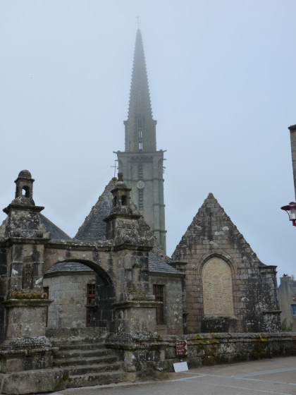Enclos et église de Plounéour-Ménez