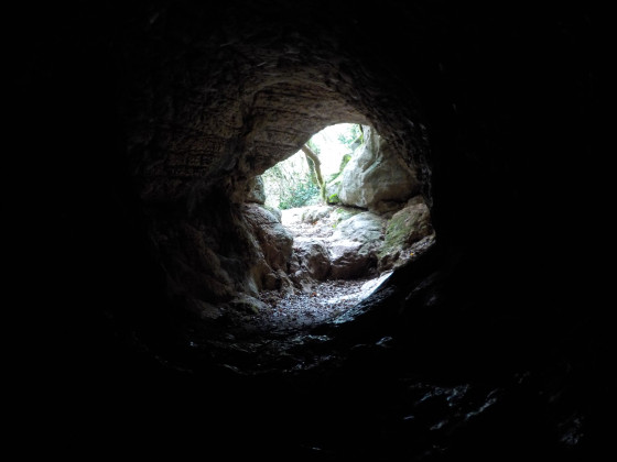 Entré de la grotte de la Dame Blanche (vue de l\'intèrieur)