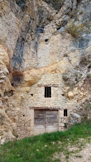 Entrée dans la falaise