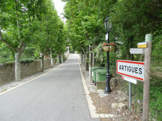 Entrée dans le village d\'Artigues