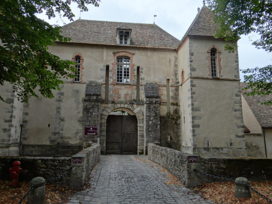 Entr&eacute;e de c&ocirc;t&eacute; du Ch&acirc;teau des Mesnuls