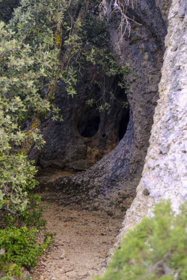 Entrée de grotte dans le Roque des Bancs