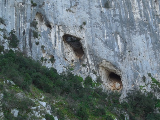 Entrées des grottes du Château du diable
