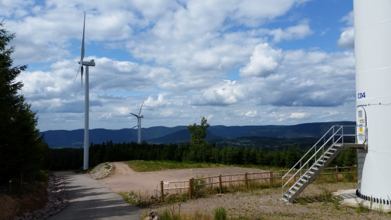 Eoliennes avec vue sur la vallée