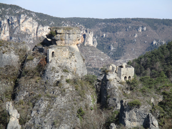 Ermitage Saint-Michel et ruines du Château de Montorsier