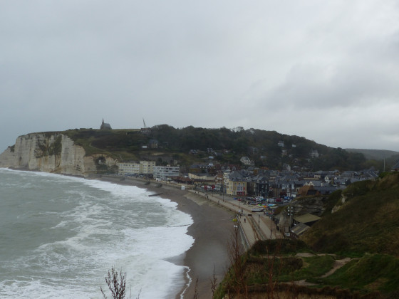 Vue sur Etretat et la les falaises d'Amont
