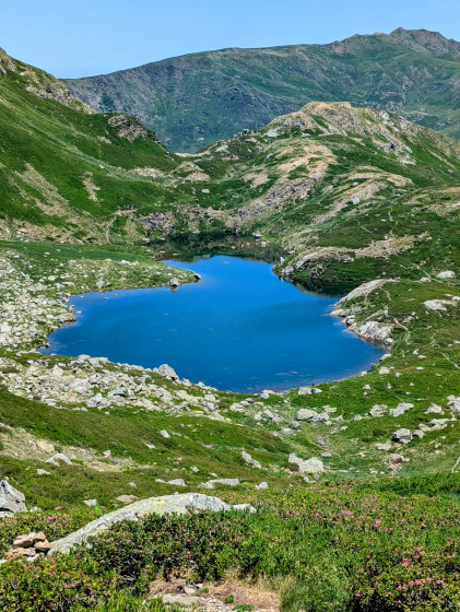 Etang bleu en descendant du Col de la Couillate