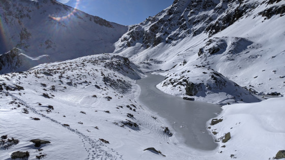 Etang bleu gelé sous la neige