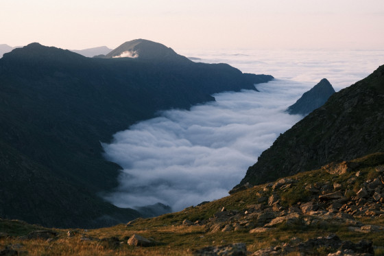 Étang de Gnioure sous une mer de nuages