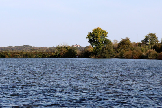 Etang de la Hire avec le ch&acirc;teau du Bouchet en arri&egrave;re-plan