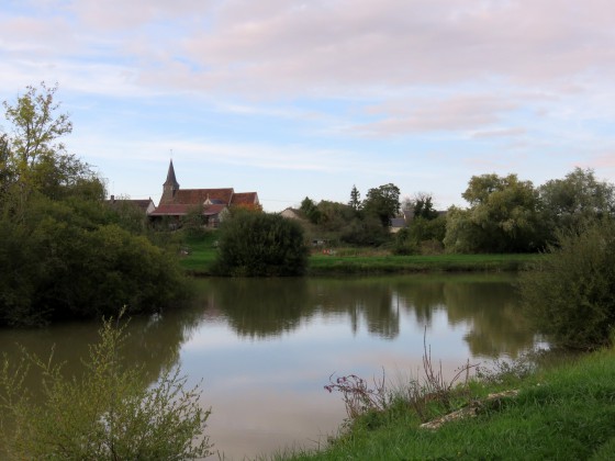 Étang et église de Neuillay-les-Bois