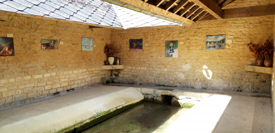 Exposition de tableaux dans le lavoir de Barbaise en juillet 2021