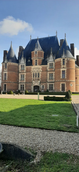 Fa&ccedil;ade avant du ch&acirc;teau de Martainville