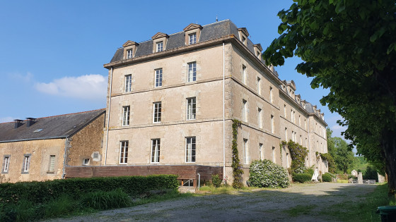 Façade sur rue de la Roche du Theil