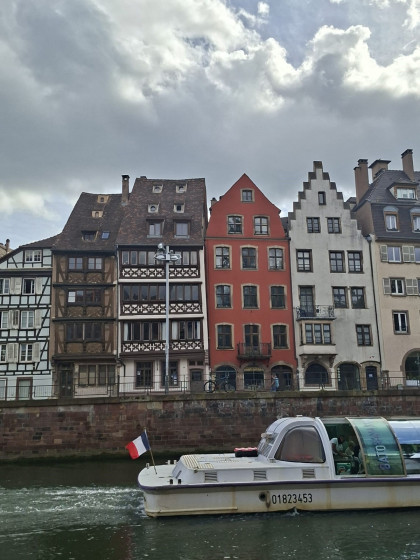 Fa&ccedil;ades de vieilles maisons donnant sur l'Ill