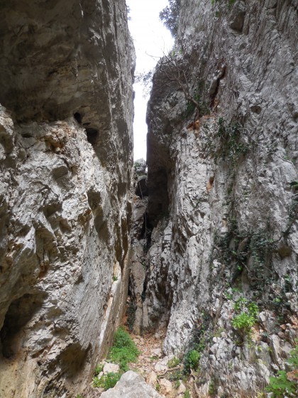 Faille et cheminée dans le fond de la cour intérieure des grottes du Château du Diable