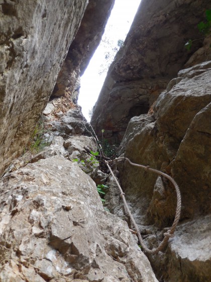 Faille et cheminée dans le fond de la cour intérieure des grottes du Château du Diable