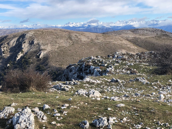 Falaise et sentier d'accès au Puy de Tourrettes