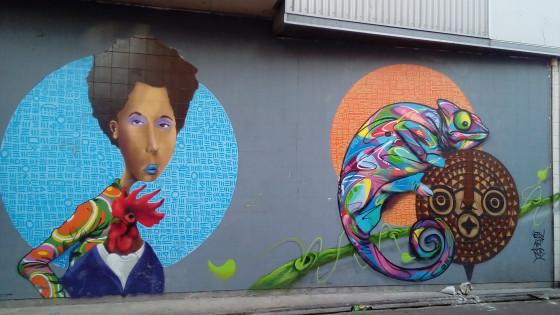 Femme avec coq et caméléon Femme avec coq et caméléon