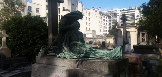 Femme soutenant un soldat mourant