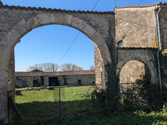 Ferme derrière le château du Lys
