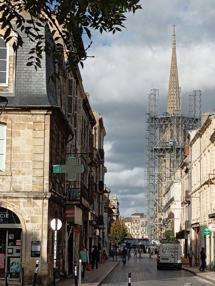 Flèche Saint-Michel vue du marché des Capucins