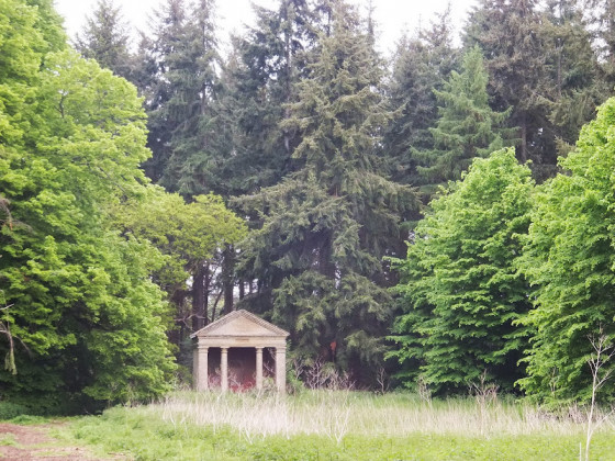 Folie au bout de l'all&eacute;e herbeuse menant &agrave; Narford Hall