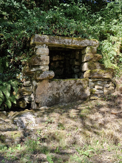 Fontaine apr&egrave;s la chapelle Saint Jean