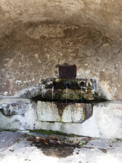 Fontaine au hameau de Laviale