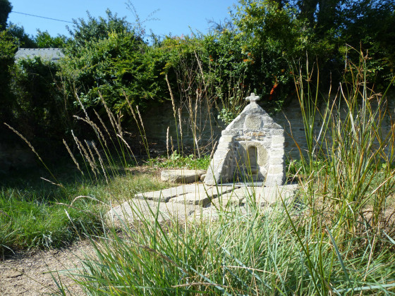 Fontaine de Saint-Gu&eacute;na&euml;l associ&eacute;e &agrave; la chapelle du m&ecirc;me nom