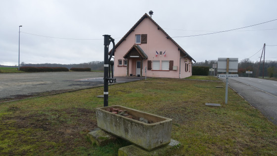 Fontaine et salle communale
