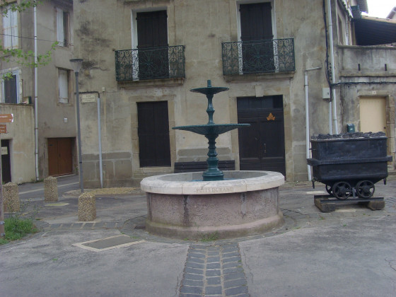 Fontaine et wagonnet de mine
