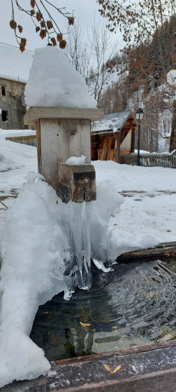 Fontaine gel&eacute;e au bas du village