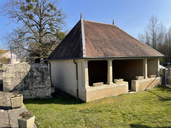 Fontaine et lavoir d'Esmoulins