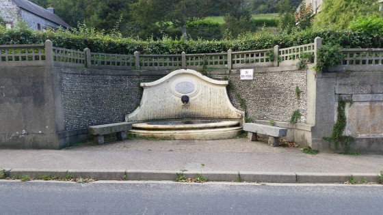 Fontaine rue des Péqueux