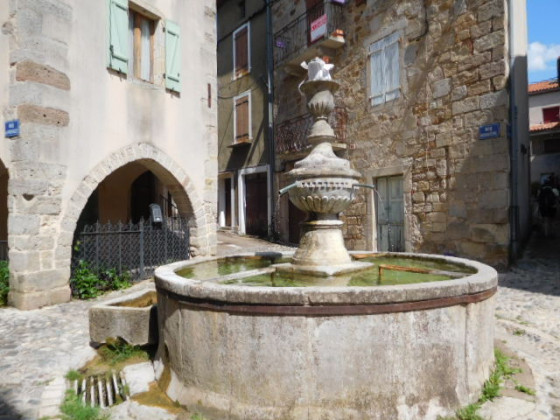 Fontaine sur la Place des Griffouls &agrave; Ceilhes-et-Rocozels